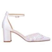 Fotografía: Perfect Bridal Zapatos de tacón grueso con correa al tobillo y encaje color marfil de Milán