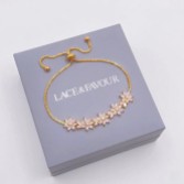 Fotografia: Pulseira ajustável com cristais florais Daisy Gold