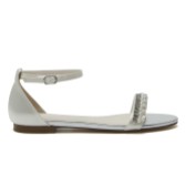 Fotografia: Rainbow Club Amyla - Sandali da sposa piatti impreziositi in raso avorio colorabile