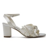 Fotograf: Rainbow Club Arabella Elfenbeinfarbene Satin Sandalen mit asymmetrischer Schleife und Blockabsatz