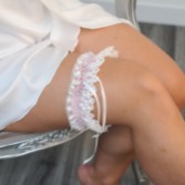 Fotograf: Rhapsody Blush Seide und Elfenbein Tüll Vintage Spitze Strumpfband mit Rose Detail