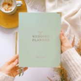 Fotograf: Salbeigrünes Luxus-Hochzeitsplanerbuch mit vergoldeten Rändern