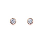 Photograph: Sarah Alexander Boucles d'oreilles en or rose avec solitaire en cristal