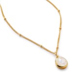 Fotografía: Sarah Alexander Collar antiguo de piedra preciosa de piedra lunar arcoíris y oro