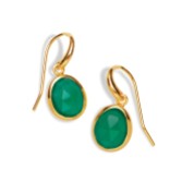 Fotografía: Sarah Alexander Pendientes de gota de oro con ónix verde de Nubia