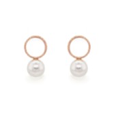 Fotografía: Sarah Alexander Pendientes de perlas con círculo en oro rosa de Voodoo