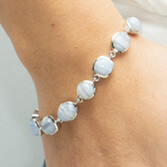 Fotografía: Sarah Alexander Pulsera de varias piedras con ágata azul encaje «Morning Star»