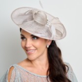 Fotograf: Silber grau Diamant Bogen große Sinamay Scheibe Hochzeit Fascinator