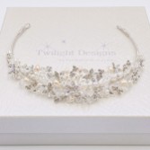 Fotografía: Tiara de perlas de agua dulce Tahlia, flores de strass y cristales