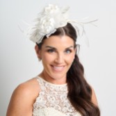 Fotografía: Tocado de boda floral con plumas en color crema
