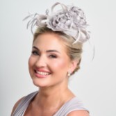 Fotografía: Tocado de boda floral con plumas en gris plateado