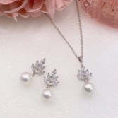 Photograph: Vienna Vintage Pearl Drop Bridal Jewellery Set