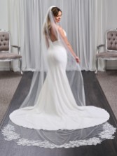 Photograph: Belvedere Ivory Long Single Tier Veil with Floral Lace Motifs (voile long à un seul niveau avec motifs floraux en dentelle)