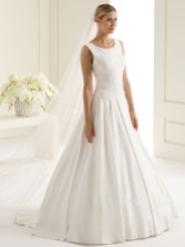 Photograph: Bianco Ivory Plain Single Tier Chapel Veil with Cut Edge S226