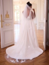 Photograph: Bianco Ivory Single Tier Cut Edge Lace Applique Chapel Veil S529
