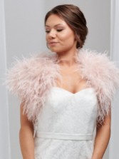 Fotografia: Bolero de noiva com penas de avestruz em rosa blush da Hayworth