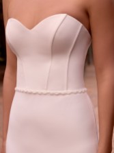 Photograph: Ceinture de robe de mariée Bianco à fines perles et perles