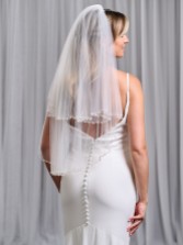 Fotograf: Charleston Ivory Zweistöckige Perlen, Diamanten und Perlen Rand Ellenbogen Länge Schleier