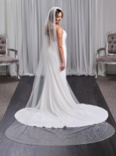 Photograph: Chicago Ivory Single Tier Long Heavily Embellished Pearl Veil (voile de perles à un étage)
