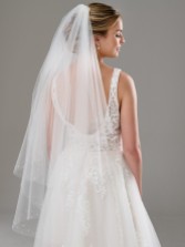 Photograph: Dorado Ivory Two Tier Cut Edge Pearl Bridal Veil