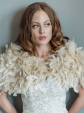 Fotografia: Estola de noiva Olivia Champagne com babados e penas