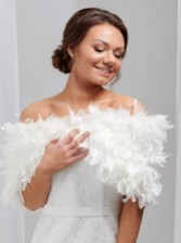 Fotografía: Estola nupcial de plumas con volantes en color marfil de Olivia