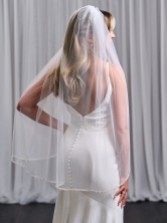 Zdjęcie: Jednowarstwowy welon ślubny Avondale z brzegiem zdobionym perłami, koralikami i kryształkami