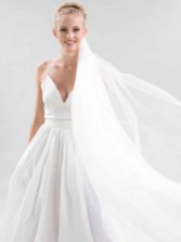 Photograph: Joyce Jackson Phoenix Single Tier Tulle Veil with Raw Edge (voile de tulle à un étage avec bord brut)