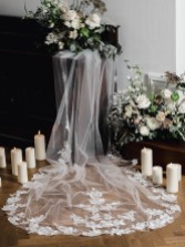 Fotografia: Linzi Jay Véu de capela de uma camada em marfim com motivos florais em renda TLV8504