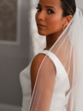 Fotografia: Linzi Jay Véu de noiva de uma camada com borda de strass em tom marfim TLV8147