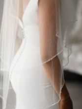 Fotograf: Linzi Jay Zweistöckige Perle Rand Elfenbein Tüll Fingertip Schleier V684