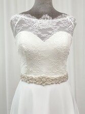 Fotografía: Perfect Bridal Cinturón de vestido con adornos de perlas y cristales «Lola»
