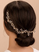 Photograph: Perfect Bridal Couronne de cheveux de mariée délicate en or et cristaux scintillants