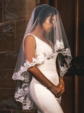 Zdjęcie: Perfect Bridal Dwupoziomowy welon sięgający do palców z koronką w kwiatowy wzór w kolorze kości słoniowej