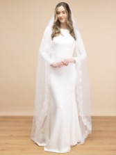 Fotograf: Perfect Bridal Elfenbeinfarbener einstufiger Kathedralschleier mit Chantilly-Spitze