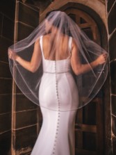 Fotograf: Perfect Bridal Elfenbeinfarbener einstufiger Schleier aus Glitzertüll mit Perlen und Kristallen an den Fingerspitzen