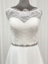 Fotograf: Perfect Bridal Elodie Schlankes Kristallverziertes Blumenkleid Gürtel