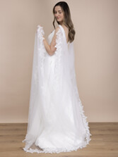 Fotografia: Perfect Bridal Ivory Lace and Pearl Cowl Drape Back Cathedral Veil