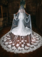 Zdjęcie: Perfect Bridal Jednoprzewiewny welon katedralny z koronki w kwiatowy wzór, z motywami, w kolorze kości słoniowej