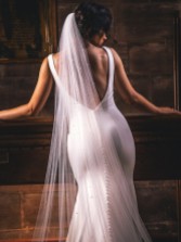 Zdjęcie: Perfect Bridal Jednowarstwowy welon katedralny w kolorze kości słoniowej z postrzępionymi brzegami i rozrzuconymi kryształkami