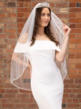 Zdjęcie: Perfect Bridal Jednowarstwowy welon sięgający do palców w kolorze kości słoniowej z srebrną lamówką
