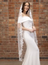 Zdjęcie: Perfect Bridal Jednowarstwowy welon w kolorze kości słoniowej, sięgający do połowy łydki, z perłami i kwiecistą koronką na brzegach