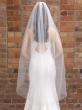 Zdjęcie: Perfect Bridal Jednowarstwowy welon w kolorze kości słoniowej z postrzępionymi brzegami i rozrzuconymi kryształkami, o długości do połowy łydki