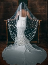 Zdjęcie: Perfect Bridal Jednowarstwowy welon w kolorze kości słoniowej z trójwymiarowymi kwiatami, o długości do połowy łydki