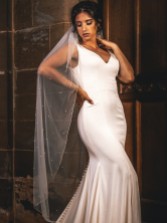 Zdjęcie: Perfect Bridal Jednowarstwowy welon z krawędzią w kształcie ołówka, z rozrzuconymi perełkami, w kolorze kości słoniowej