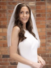Zdjęcie: Perfect Bridal Krótki welon w kolorze kości słoniowej, z jednym rzędem kryształków, o postrzępionych brzegach