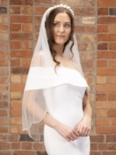 Zdjęcie: Perfect Bridal Krótki welon z kości słoniowej, jednoprzędowy, z falistym brzegiem z pereł
