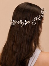Fotografía: Perfect Bridal Pearl Clear Crystal Leaf Bridal Hair Vine