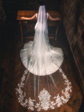 Fotografia: Perfect Bridal Véu de catedral de renda ornamentada, de uma camada, em marfim