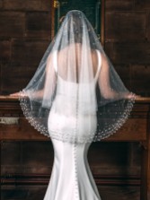 Fotografía: Perfect Bridal Velo corto de perlas de dos capas en color marfil con abundantes adornos